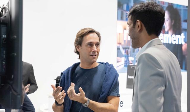 Hexnode sales executive with a customer at MWC2024