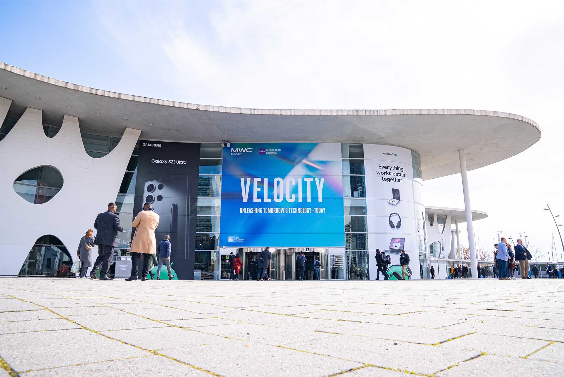 Hexnode sales executive with a customer at MWC2023