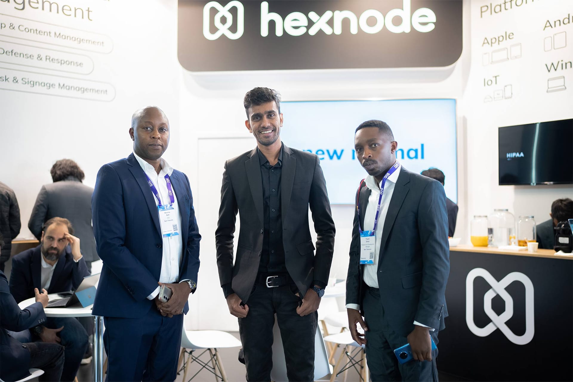 Hexnode sales executive with a customer at MWC2023