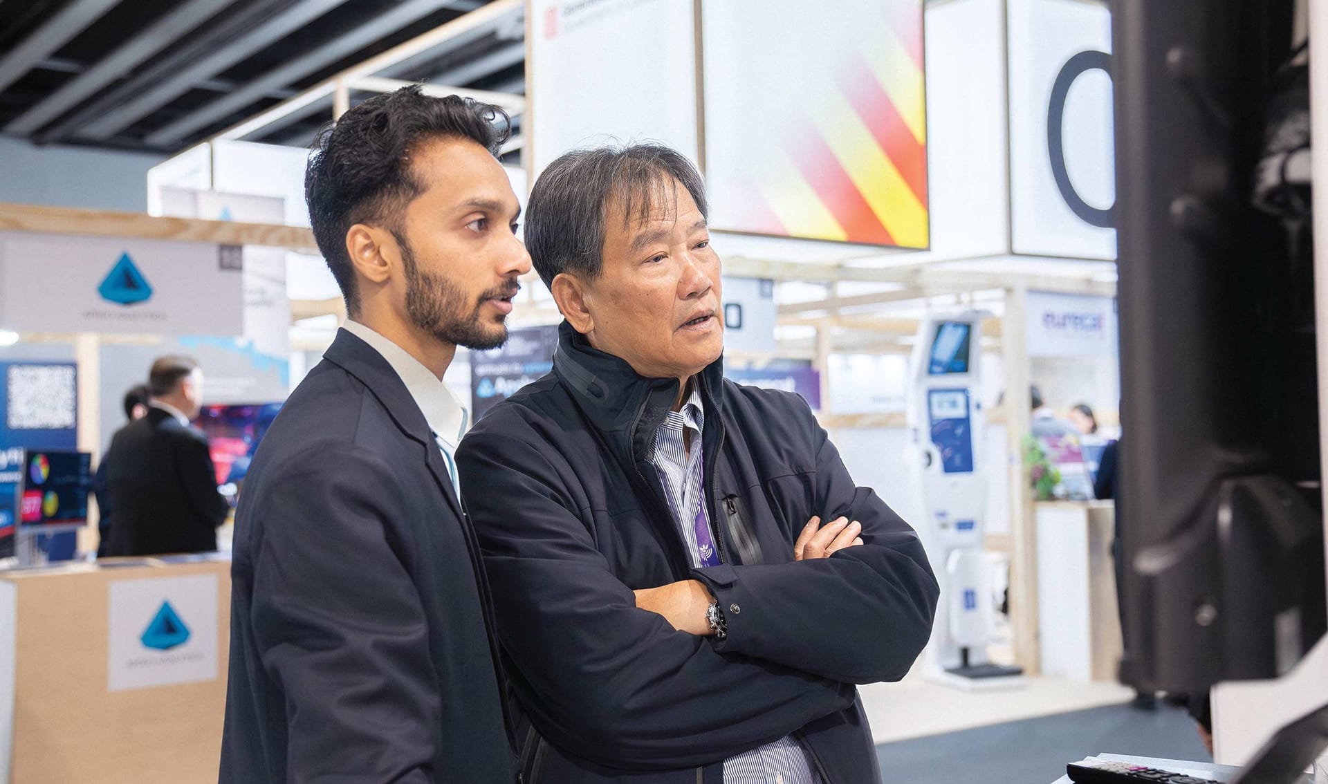 Hexnode sales executive with a customer at MWC2024