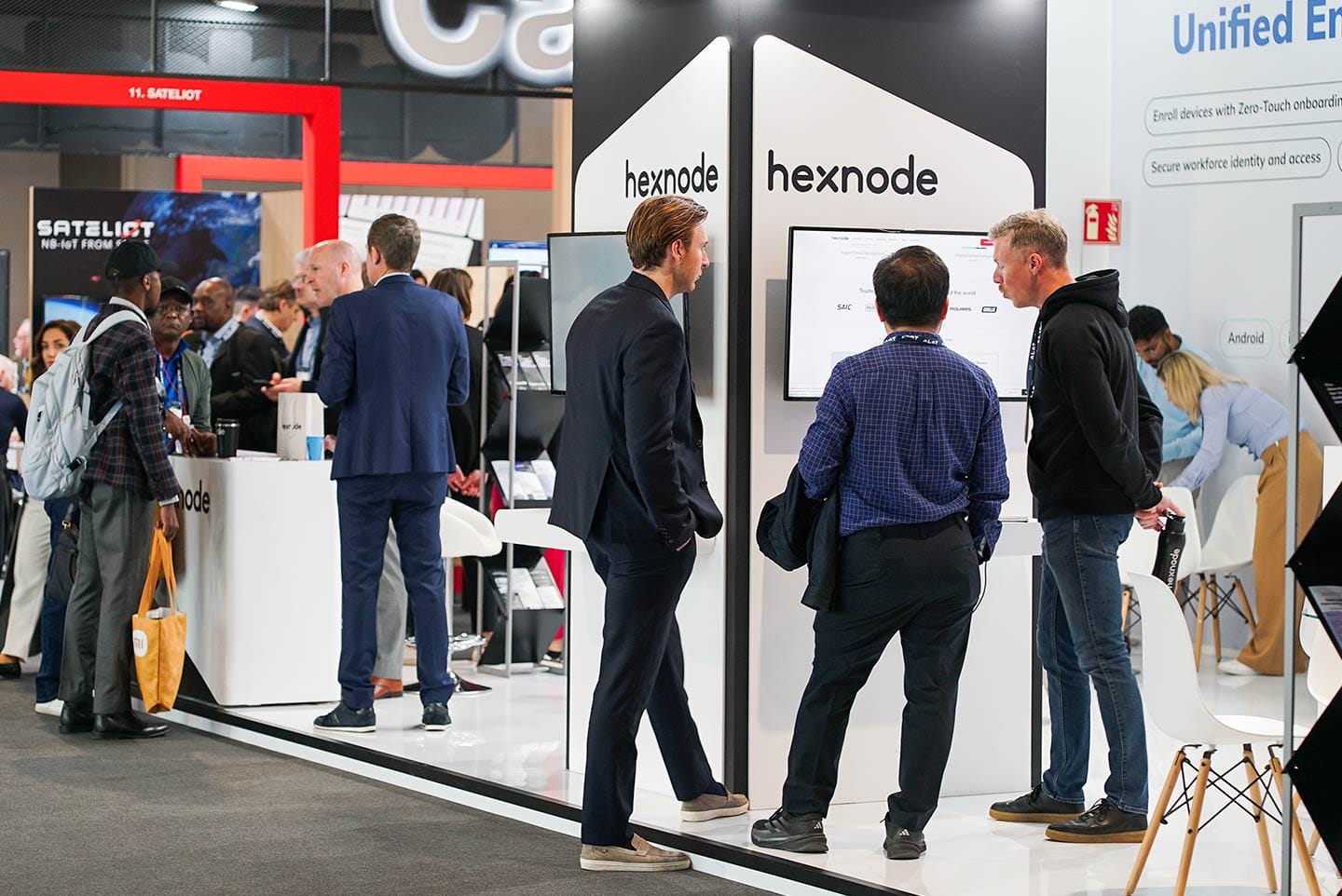 Hexnode sales executive with a customer at MWC25