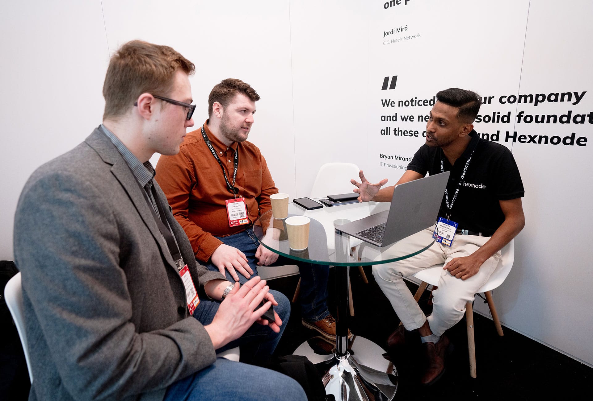 Hexnode sales executive with a customers at RTS25
