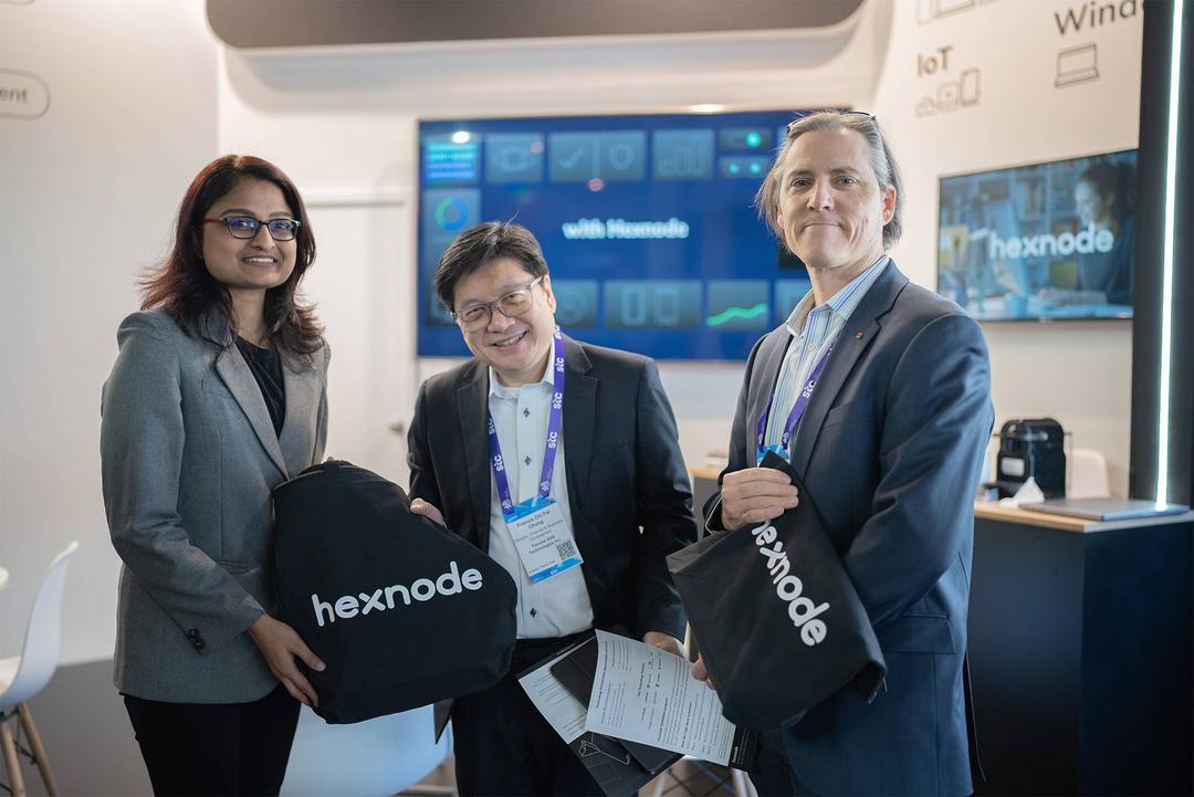 Hexnode sales executive with a customer at MWC2023