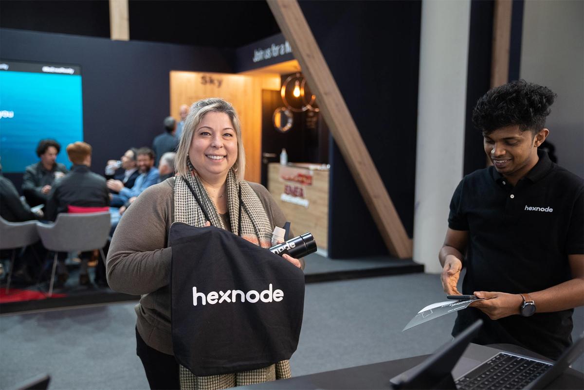 Hexnode customer with a swag bag at MWC23