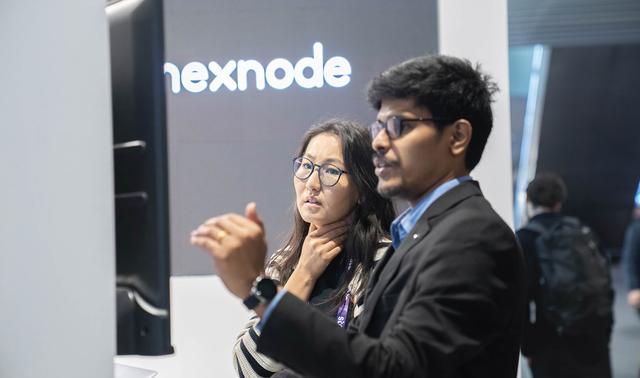 Hexnode sales executive with a customer at MWC2024