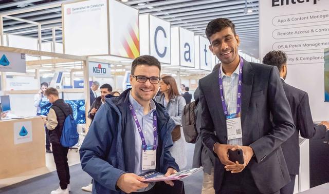 Hexnode sales executive with a customer at MWC2024